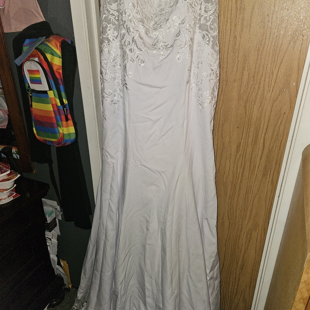 Elegant White Lace Wedding Dress - Picture 4 of 10